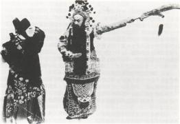 《灞桥挑袍》：杨小楼饰关羽、郝寿臣饰曹操